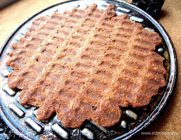 Прижимаем и обжариваем с двух сторон.