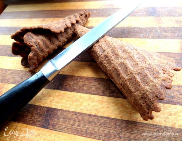 Тут нужен помощник или самой очень быстро свернуть горячий блинчик в рожок и приложить сверху ножик (моя технология!).