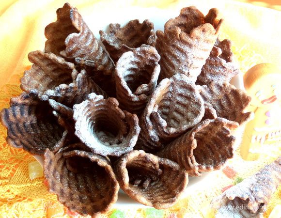 Складываем в салатник и посыпаем пудрой. Получилось 14 штук.