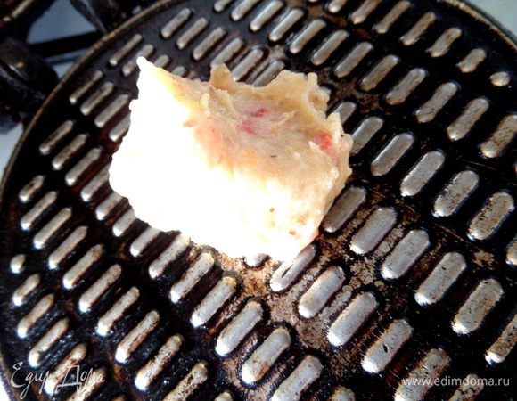 Кладём шарик теста на прогретую вафельницу.