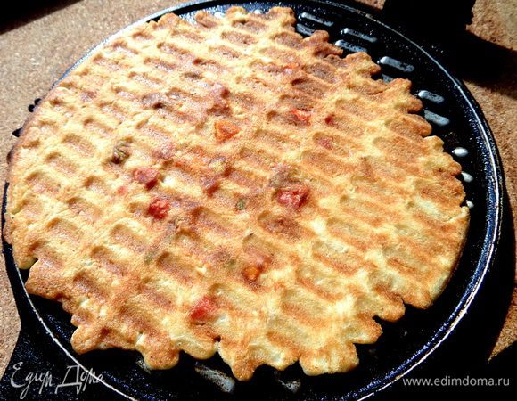 Прижимаем и жарим с двух сторон на среднем огне.