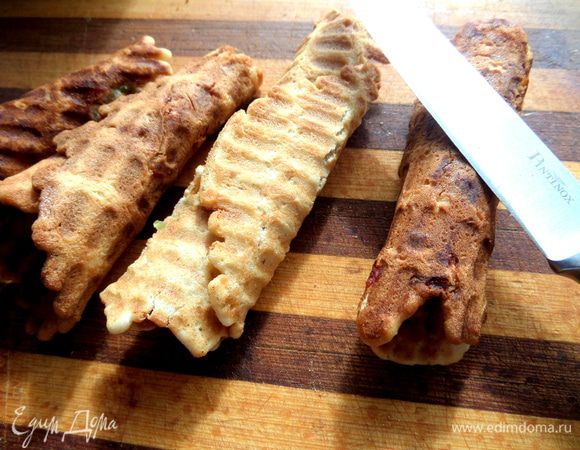 Сворачиваем на этот раз в трубочку и прижимаем ножом.