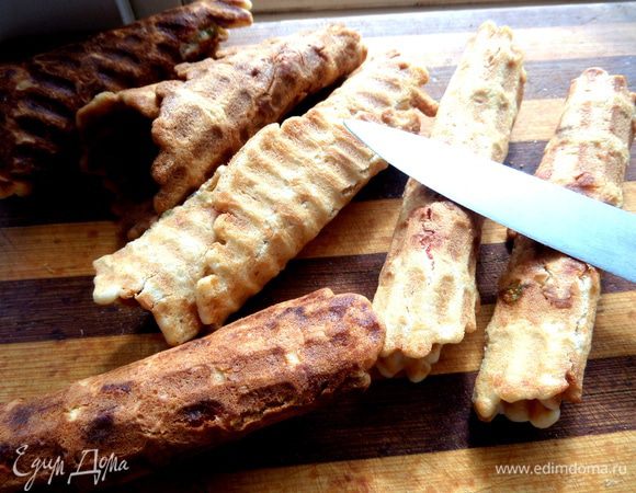 Через минуту нож можно убрать и вафелька останется в такой форме!