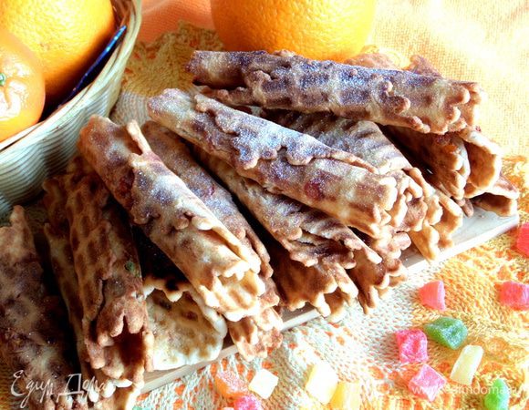 Выкладываем поленницей и присыпаем слегка пудрой.