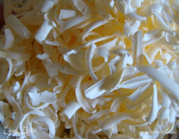 Охлажденный маргарин натереть на крупной терке.
