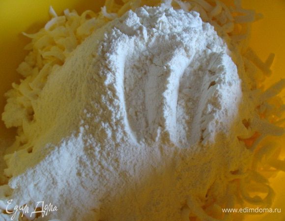 Добавить маргарин к творогу. Просеять муку,  добавить желтки и разрыхлитель.