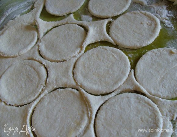 От теста отщипнуть ком, раскатать пласт 3-4 мм толщиной на припыленном мукой столе. У меня был очень мягкий домашний творог, поэтому муки понадобилось больше.