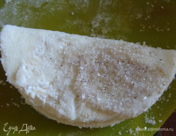 Вырезаем стаканом кружочки, посыпаем сахаром, я смешала ванильный сахар с белым напополам, затем складываем напополам и еще раз посыпаем сахаром.