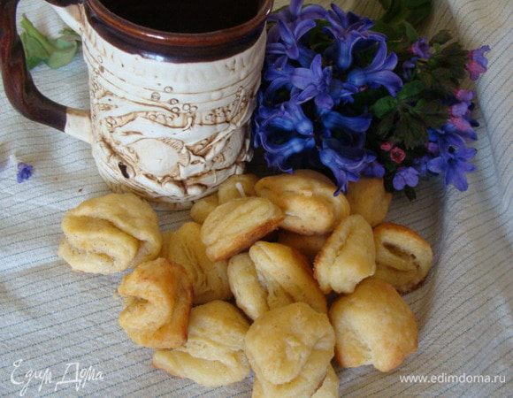 Остужаем и подаем  нежные, как поцелуй мамы, печенья. Можно к чаю, какао или другим теплым напиткам. Приятного чаепития!