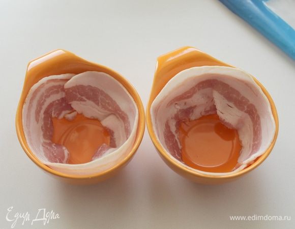 Пластинки бекона выложить формочки.