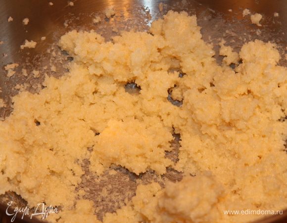 Сливочное масло (сливочный маргарин) взбиваем с сахаром.