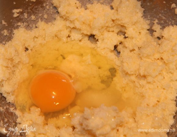 Добавляем яйцо и ванилин (ванильный сахар), взбиваем.