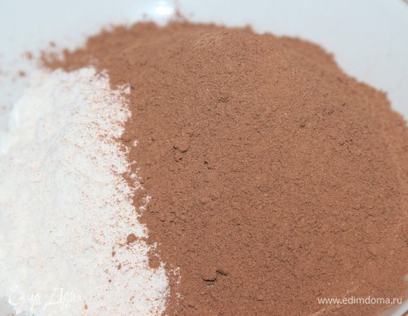 Смешиваем муку, какао и разрыхлитель (пекарский порошок).