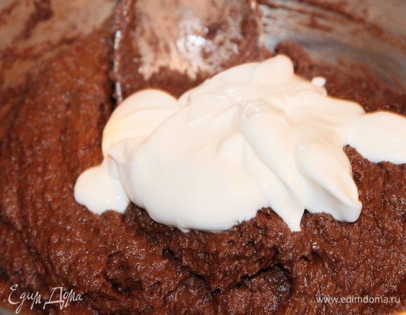 Все перемешиваем и добавляем сметану.