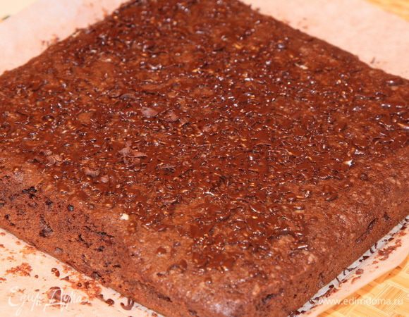 Полностью остужаем, нарезаем на порции и наслаждаемся шоколадным вкусом. Я  конечно же не удержалась и добавила еще сверху шоколадику! Пока брауни был еще горячим, я потерла сверху горькую шоколадку, получилось очень хорошо. 