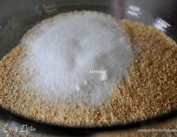 Смешать сахар с крошкой печенья.



