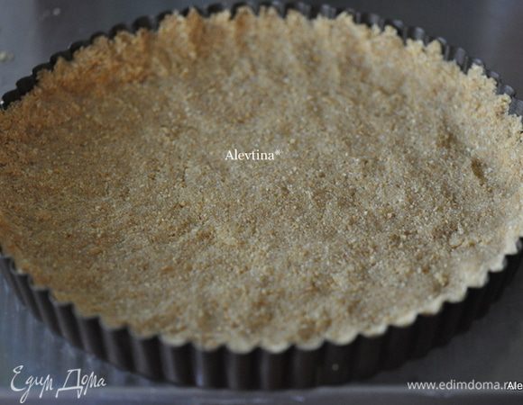 Распределить по форме пальчиками. Поставить в холодильник на 1 час.
Разогреть духовку до 180 гр. Поставить на 8 мин.корочку из печенья в духовку. Дать остыть.