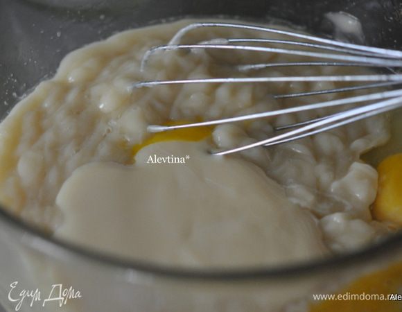 Взбить лаймовый курд со сгущенным молоком и яйцами.