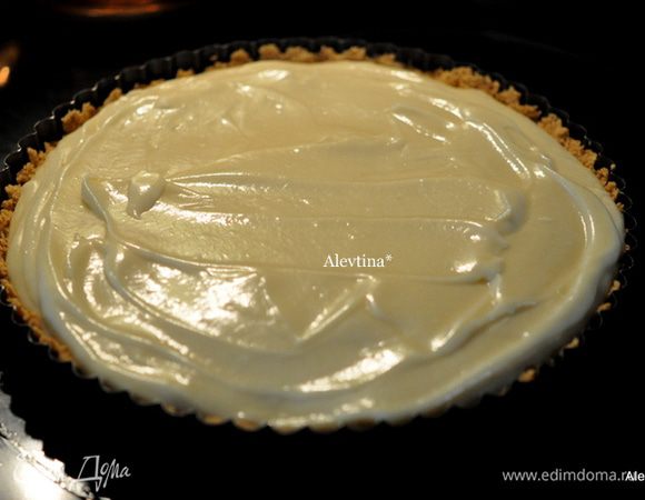 Вылить готовый крем в форму с основой и поставить в духовку на 25-30 мин.
