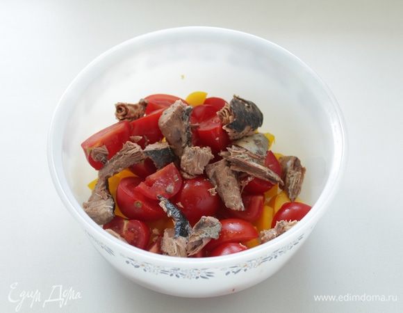 Нарежьте сладкий перец разных цветов, добавьте консервированный тунец, томаты-черри и перемешайте все ингредиенты.