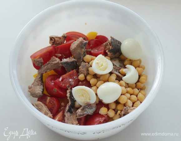 Отварите вкрутую яйца. Отварите нут (или используйте консервированную фасоль).