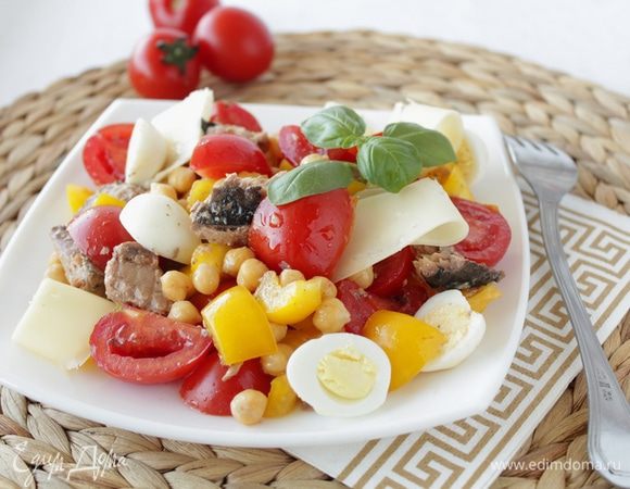 Положите кусочки сыра пармезан, сбрызните оливковым маслом, посолите, поперчите по вкусу.