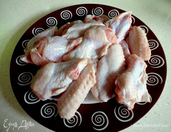 Куриные крылышки вымыть, обсушить и разрезать по суставам.





