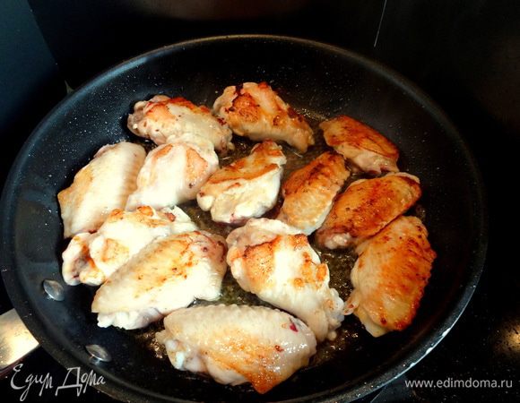 Разогреть в сковороде растительное масло и обжарить крылышки до золотистой корочки. Обжаривать крылышки в один слой. Я обжаривала двумя партиями.