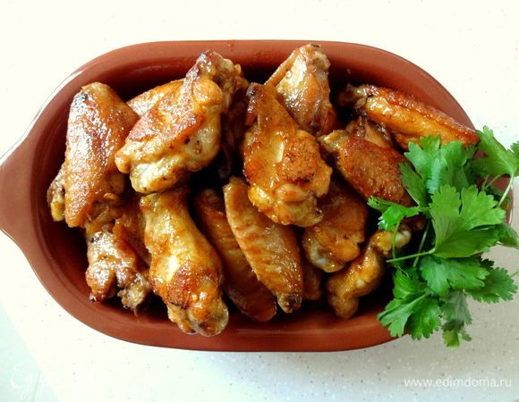 Духовку разогреть до 180 градусов. Соединить соевый соус, мед, сок половины лимона, табаско. Все перемешать . Залить крылышки и поставить форму в духовку на 1 час. Периодически (желательно каждые 10 минут) доставать форму и перемешивать крылышки с соусом. Подавать горячими.