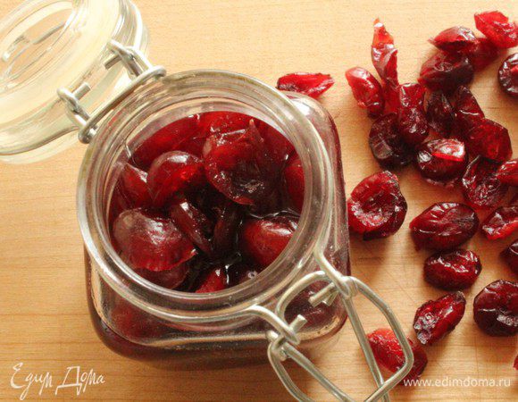 Клюкву сложить в небольшую ёмкость  и залить ромом или коньяком на 10 часов.