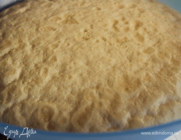 Поставить опару. Молоко подогреть до 30-35 градусов. Раскрошить дрожжи, добавить 2 ст.л. сахара и 3 ст.л. муки. Перемешать, накрыть полотенцем и дать немного постоять. Через 15 минут опара увеличилась в 5 раз...