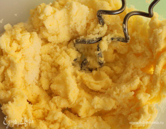 Пока опара поднимается, растереть и слегка взбить размягченное сливочное масло с сахаром, добавить экстракт ванили.