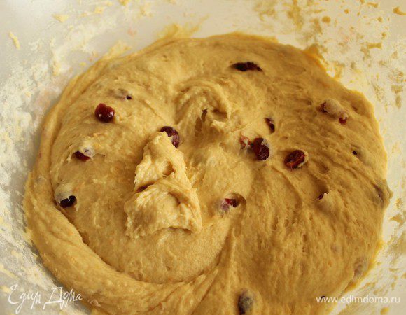 Замесить не сильно крутое тесто. Накрыть полотенцем и оставить в теплом месте до тех пор, пока тесто не увеличится в 2-2,5 раза. Аккуратно обмять и дать подойти еще раз.