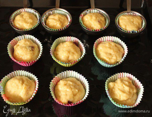 Из этого количества теста у меня получилось 10 мини-куличей...