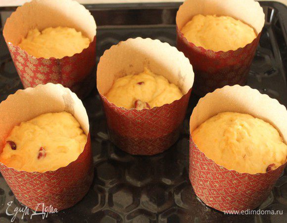 И 5 средних. Наполняем формы на 2/3 и ставим в теплое место на расстойку.