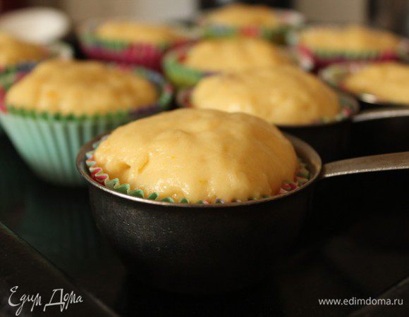 Когда тесто увеличится в 2 раза, отправляем противень с мини-куличами в предварительно разогретую до 180 градусов духовку на 20-25 минут.