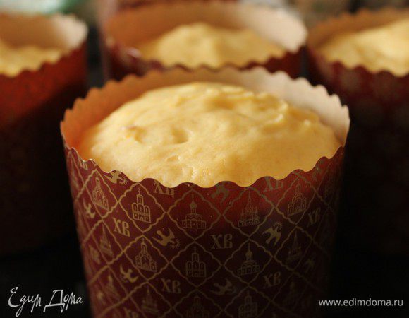 Отправляем в духовку подошедшие за это время большие куличи...