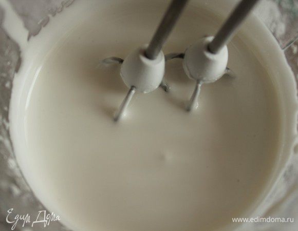 Для глазури хорошо взбить белки с сахарной пудрой и лимонным соком. Глазурь должна стать густой и  глянцевой.