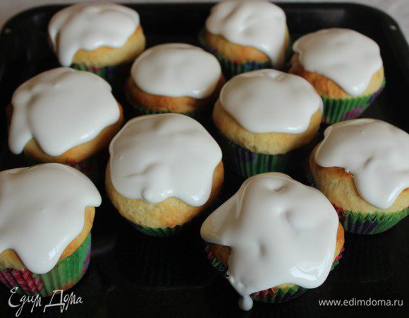 Покрыть глазурью горячие куличи.