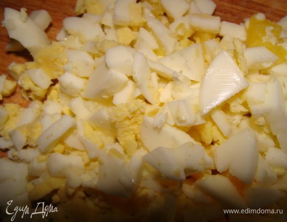 Сваренные яйца порубить мелкими кубиками.