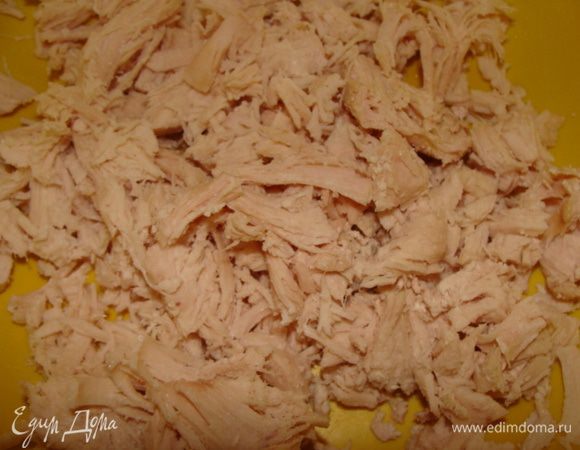 Огурцы нарезать соломкой, отварное куриное мясо измельчить.