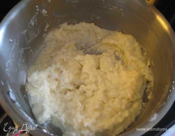 ПЕРВОЕ ТЕСТО (заварное).  1 стакан молока довести до кипения. Снять с огня. Добавить 50 г муки. Вымесить тесто. Отставить. Должно остыть.