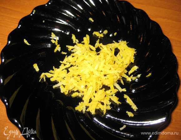 На мелкой терке трем  пару ст. ложек лимонной цедры.