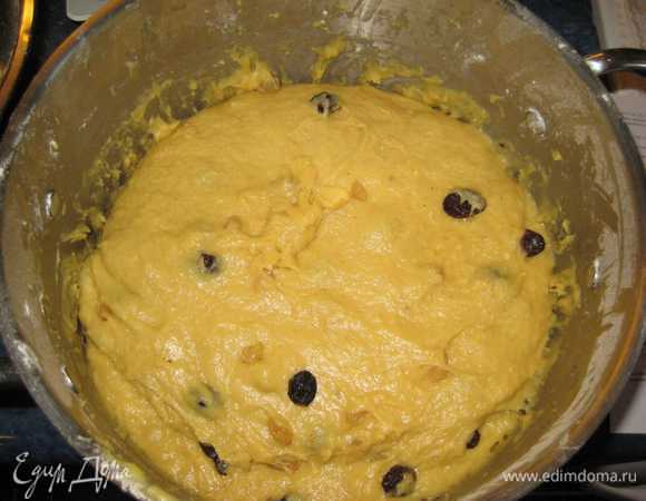 Все хорошо перемешиваем и добавляем 1 кг. муки. Вымешиваем мягкое тесто.