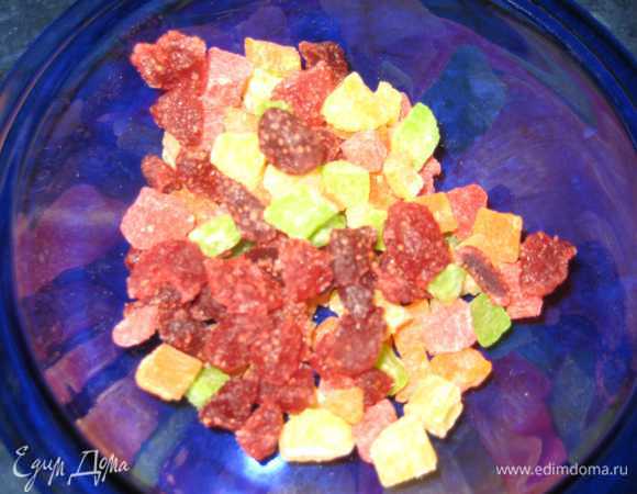 Я тесто разделила на пополам и во вторую половину добавила цукаты, вяленую клубнику и кусочки горького шоколада.