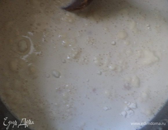 В тёплом молоке растворить дрожжи, добавить 2 ст. лож. сахара и 3 ст. лож. муки, перемешать. Миску накрыть полотенцем и оставить на 10 минут в тёплом месте.