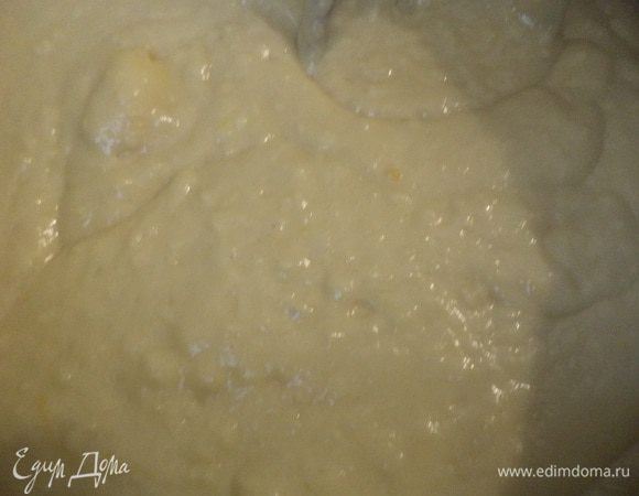 Добавить в опару взбитые с сахаром и ванильным сахаром желтки, размягчённое масло, коньяк, соль, взбитые белки, 600 гр муки. Перемешать. Оставить тесто в тёплом месте на 2 часа до увеличения в объёме в 2 - 3 раза.