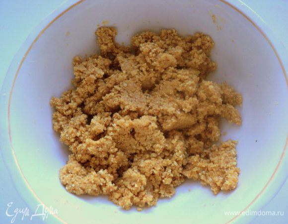 Добавить к крошке размягченное сливочное масло и перемешать.