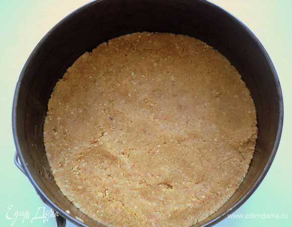 Форму Ф-20см застелить бумагой для выпечки, выложить крошку из печенья и уплотнить. Выпекать при температуре 180 градусов 10—12 минут. Охладить основу, не вынимая из формы.