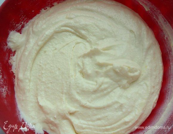 В мягкий творог (у меня домашний) добавить сахар, ванильный сахар, сметану, яйца, белок, манку и 0.5 пачки пудинга и хорошо перемешать погружным блендером до однородной массы.

